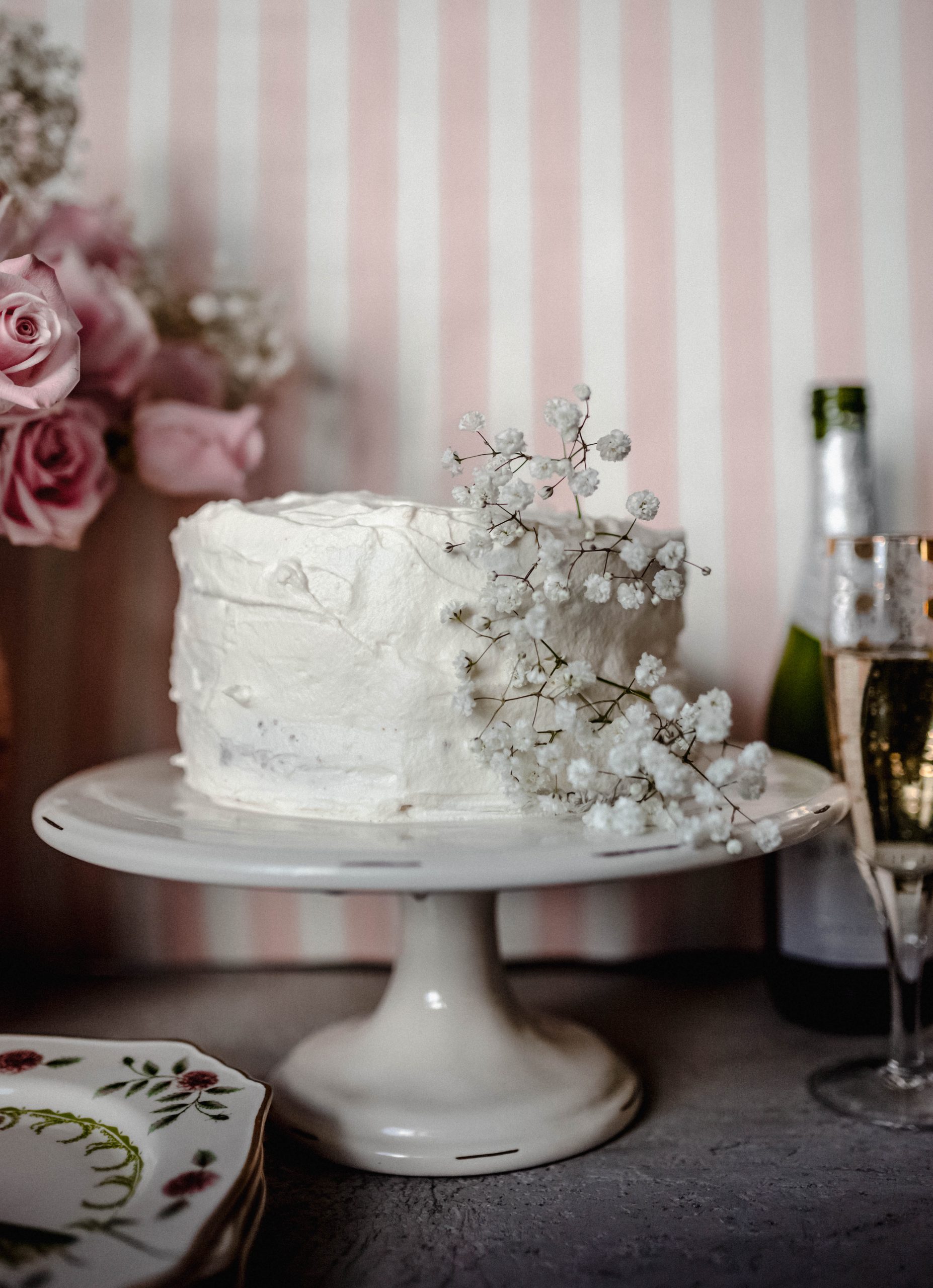 How to make a simple champagne layer cake with custard filling